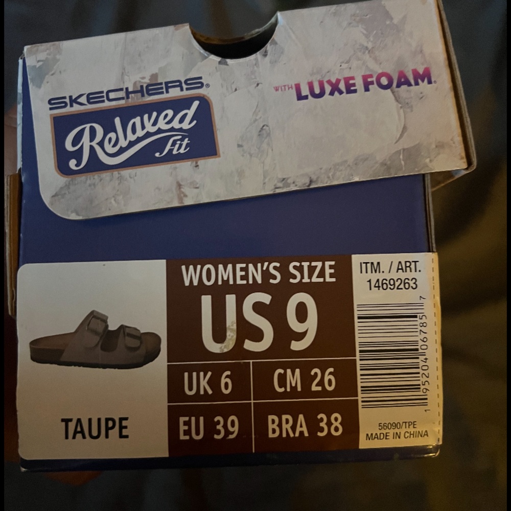 New in box woman’s sandals